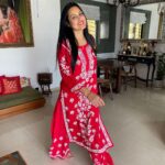 Kamya Punjabi Instagram – Happy Karwachauth to all you lovely ladies you deserve all the happiness in the world, don’t settle for anything less aur agar husband kuch kahe toh keh dena ki pehle #karwachauth ka fast karke dikhao phir baat karna 🤩🕺🏼 
P.S My husband is fasting today 🫶 what about yours? 

Thank you @houseofkari.in for this beautiful outfit… love it 💕