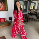 Kamya Punjabi Instagram - Happy Karwachauth to all you lovely ladies you deserve all the happiness in the world, don’t settle for anything less aur agar husband kuch kahe toh keh dena ki pehle #karwachauth ka fast karke dikhao phir baat karna 🤩🕺🏼 P.S My husband is fasting today 🫶 what about yours? Thank you @houseofkari.in for this beautiful outfit… love it 💕