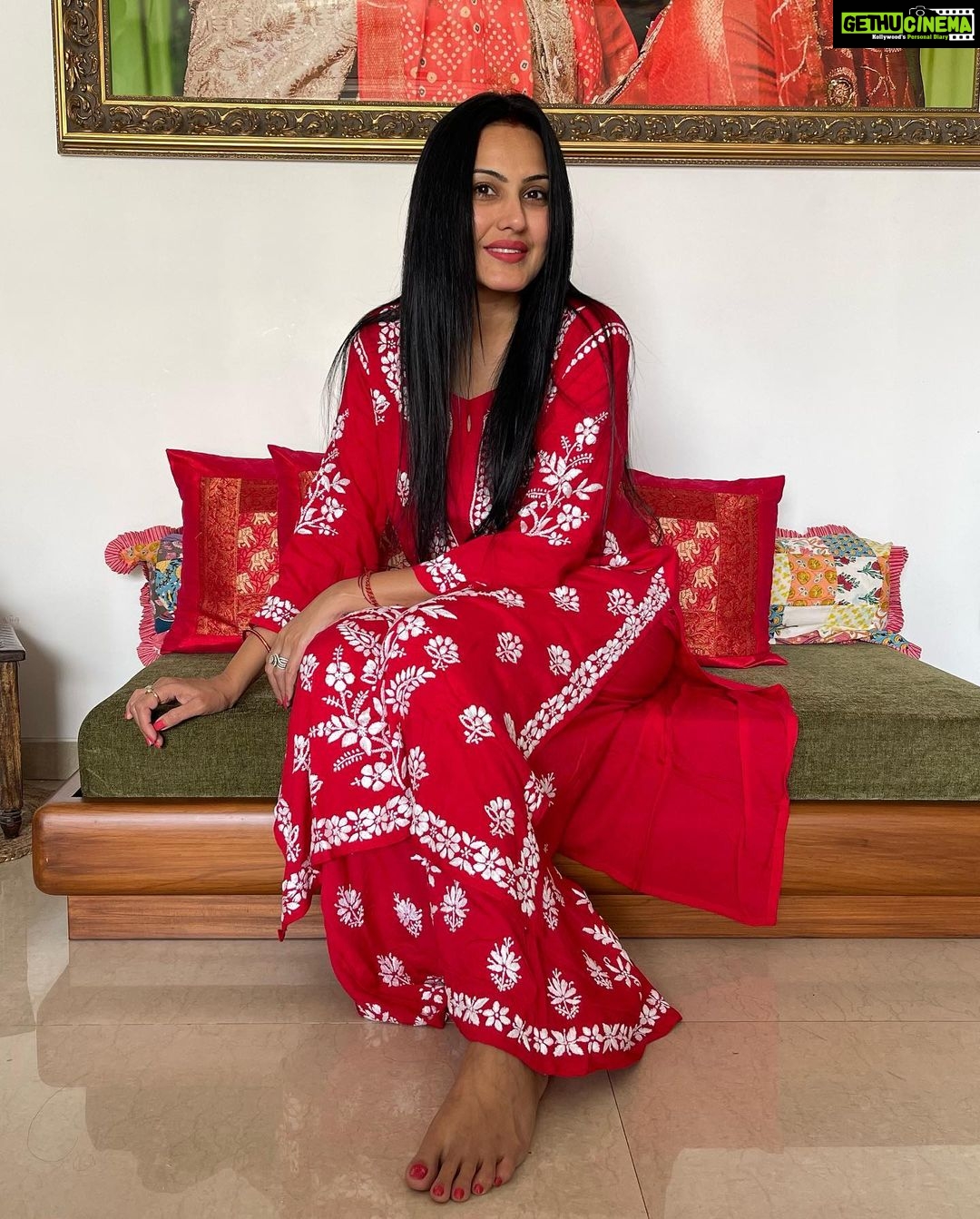 Kamya Punjabi Instagram - Happy Karwachauth to all you lovely ladies you deserve all the happiness in the world, don’t settle for anything less aur agar husband kuch kahe toh keh dena ki pehle #karwachauth ka fast karke dikhao phir baat karna 🤩🕺🏼 P.S My husband is fasting today 🫶 what about yours? Thank you @houseofkari.in for this beautiful outfit… love it 💕