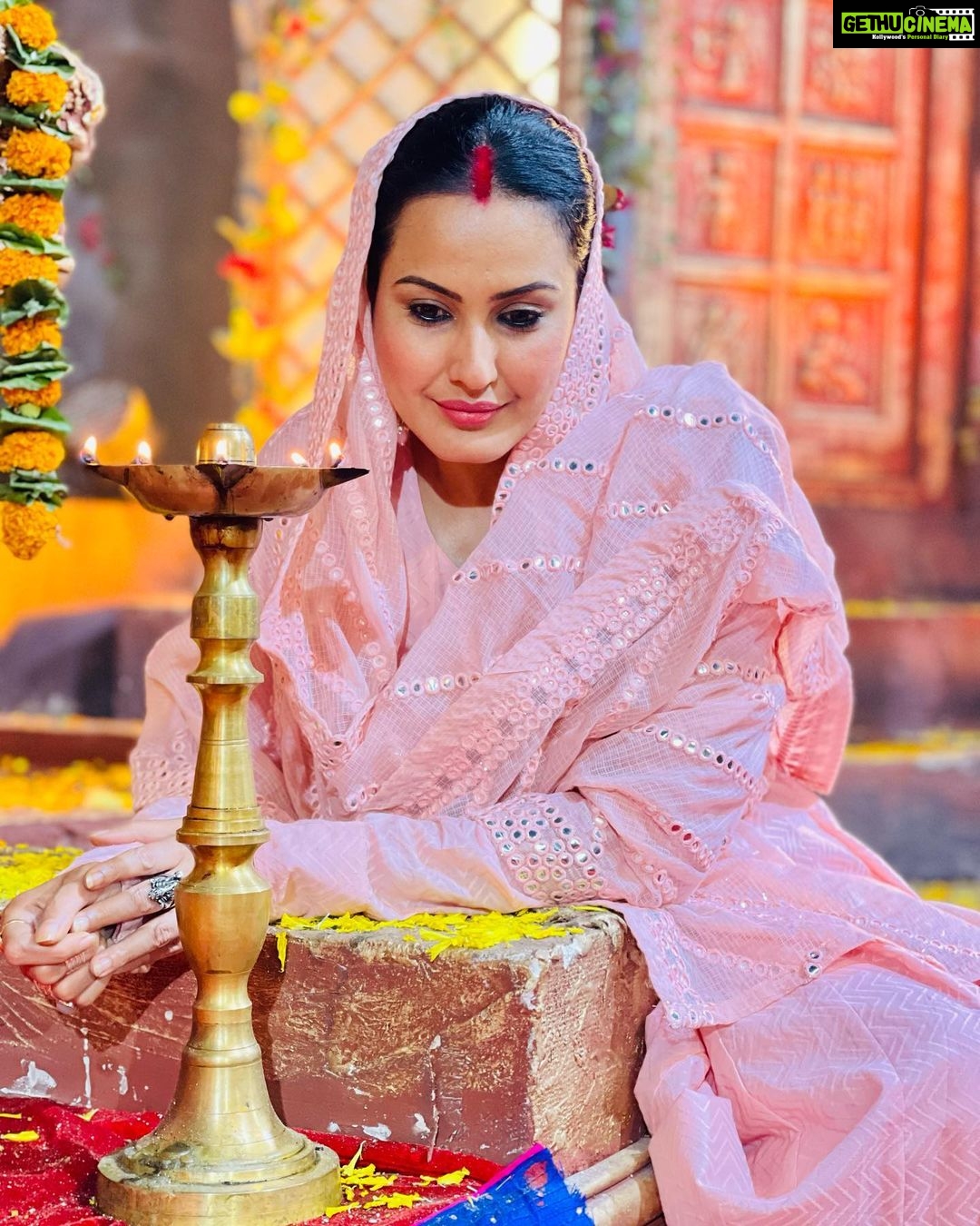 Kamya Punjabi Instagram - #aboutlastnight #navami #pinkday Also Happy Dussehra to all 🙏🏻