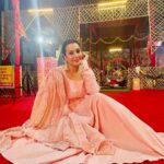Kamya Punjabi Instagram – #aboutlastnight #navami #pinkday 
Also Happy Dussehra to all 🙏🏻