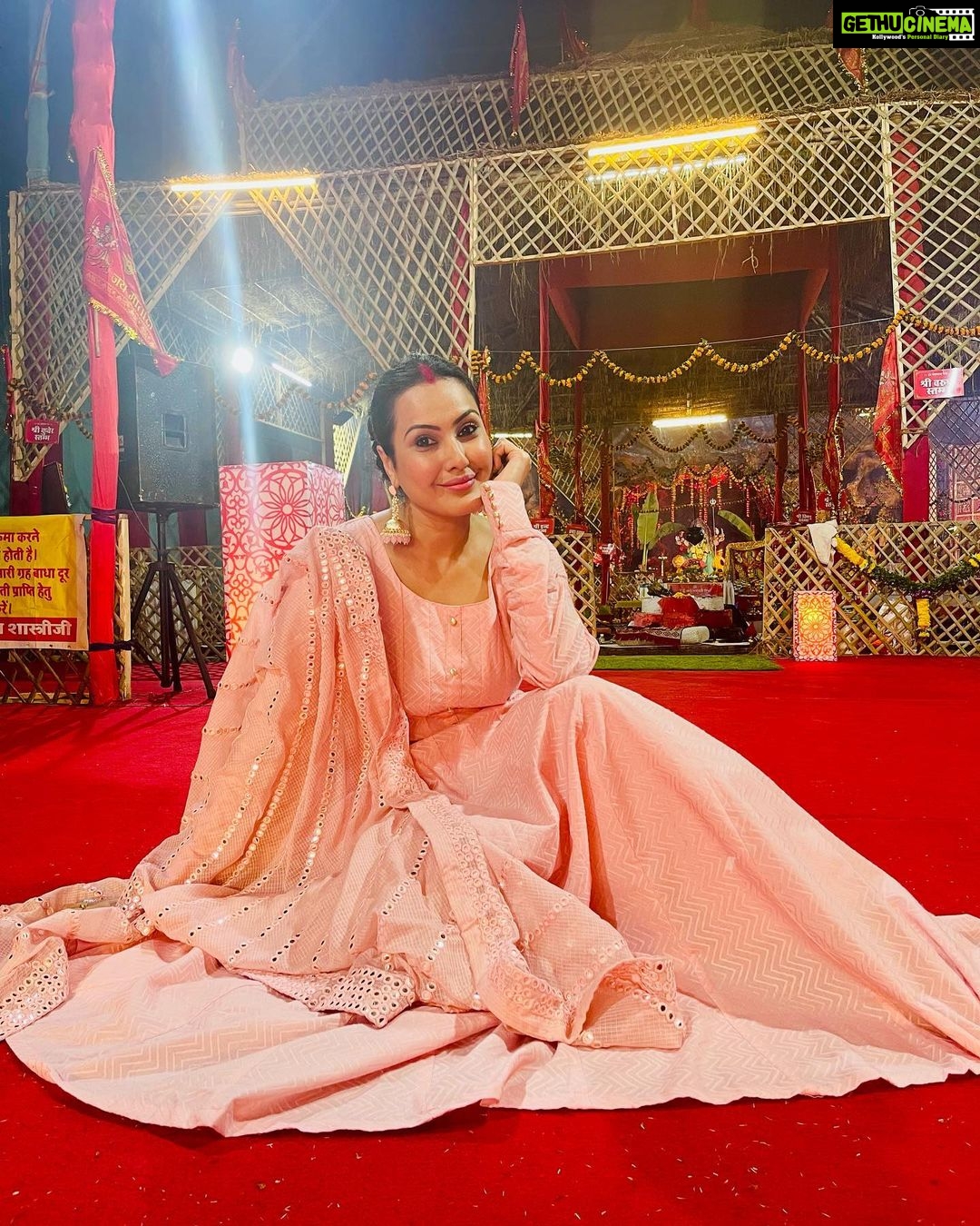 Kamya Punjabi Instagram - #aboutlastnight #navami #pinkday Also Happy Dussehra to all 🙏🏻