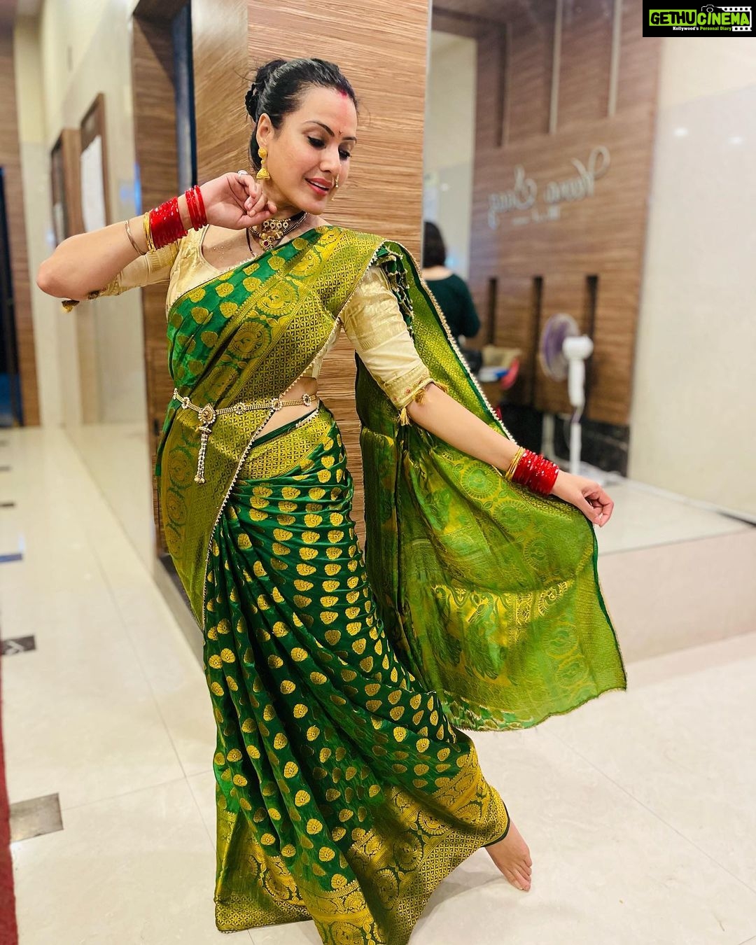 Kamya Punjabi Instagram - Full Nautanki 🤩 P.S Kyuki main hun total filmy 😍 #saree #festivevibes #happyme #kamyapunjabi