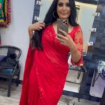 Kamya Punjabi Instagram – Kala chasma naa sahi par laal saree toh hai 😜🕺🏼 
#zra #zeeke30saal #zeetv @zeetv #gauri #sanjog #kamyapunjabi