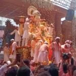 Kamya Punjabi Instagram - Raja ki Sawari 😍 Agle Baras Tu Jaldi Aaaaaaa…… Mangal Murti Moryaaaaaa ❤️ #mesmerizing #bappa #lalbaughcharaja