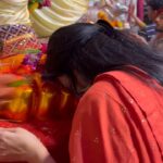 Kamya Punjabi Instagram - Raja ke darshan ❤️ so many emotions, teary eyes, my heart is so full…. Saath rehna hamesha 🙏🏻 Agle Baras Tu Jaldi Aa… #anantchaturthi #bappamorya
