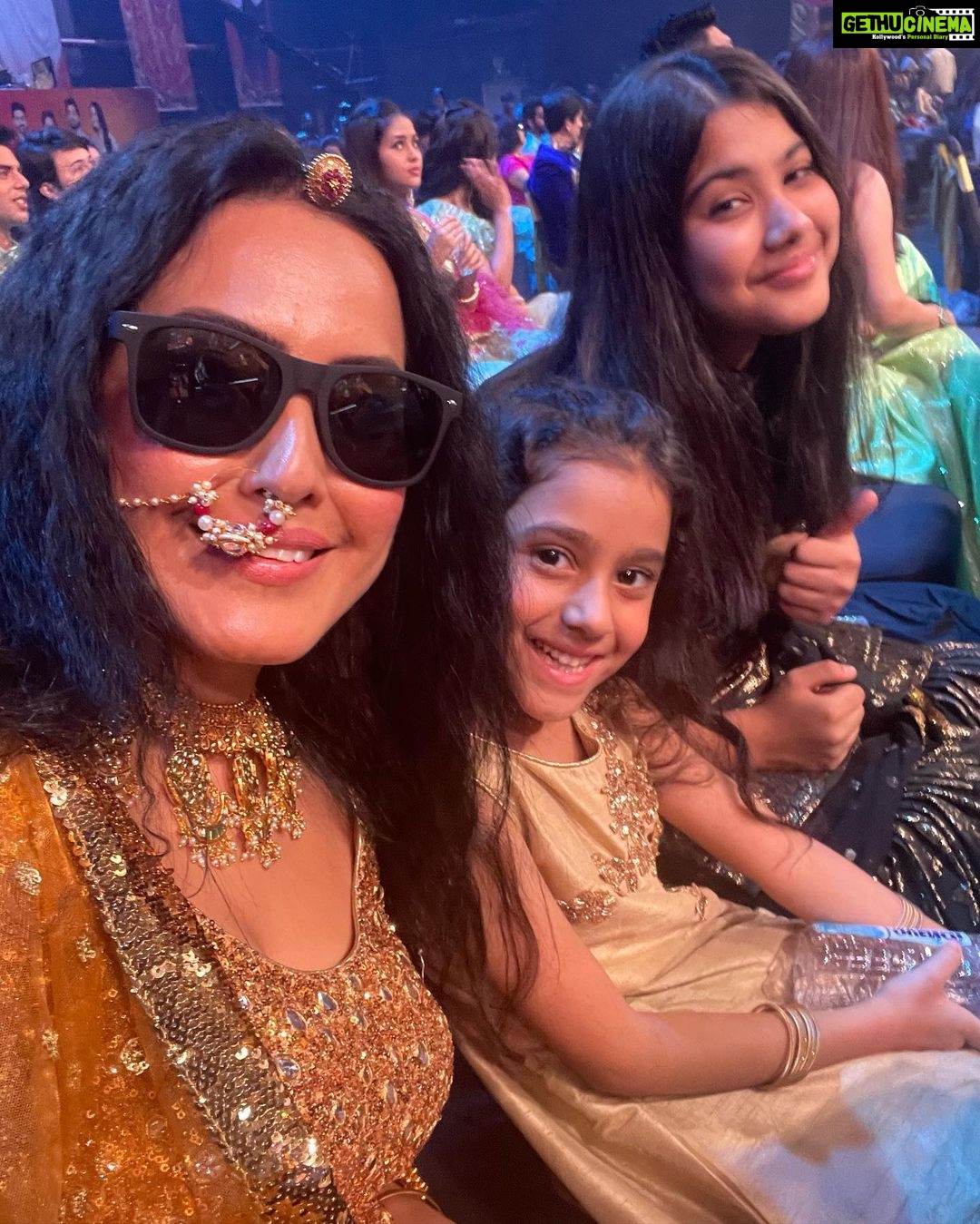 Kamya Punjabi Instagram - #zra with my daughter darling ❤️ #myaara #aboutlastnight #zeerishteyawards #zeekutumb #surprisesurprise #dontmissit #zeetv
