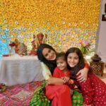 Kamya Punjabi Instagram – Bappa ke darshan ko jab sab padhare 💕 
#meramorya #gannubappa😘