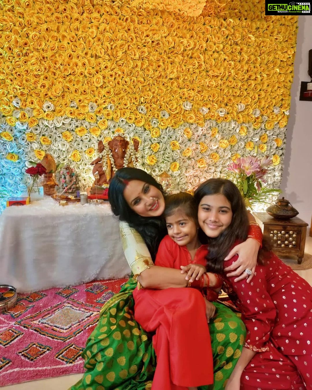 Kamya Punjabi Instagram - Bappa ke darshan ko jab sab padhare 💕 #meramorya #gannubappa😘