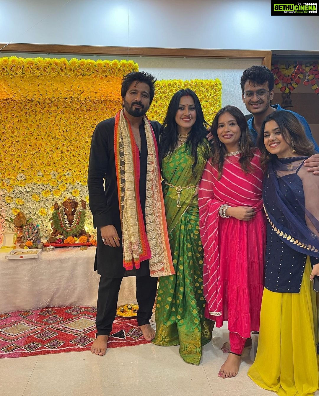 Kamya Punjabi Instagram - Bappa ke darshan ko jab sab padhare 💕 #meramorya #gannubappa😘
