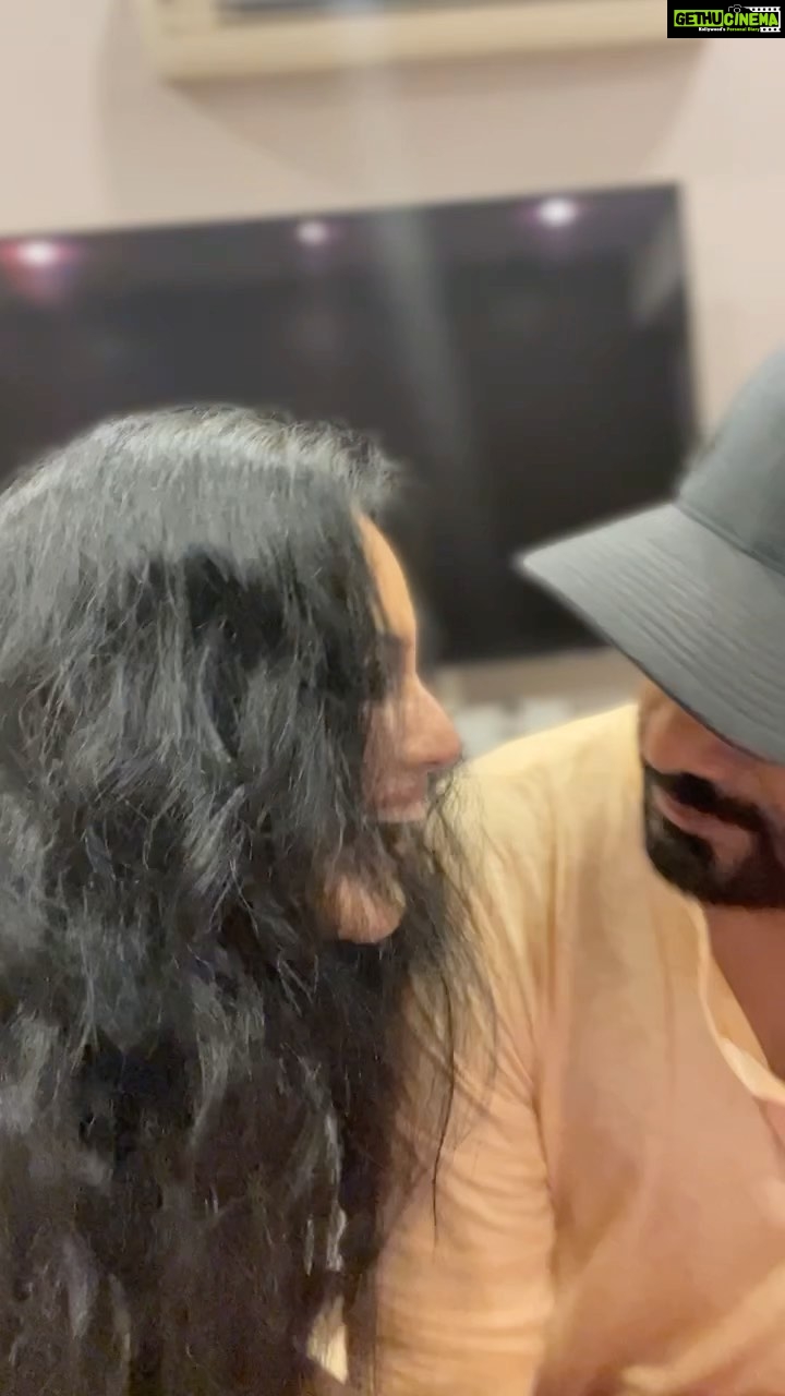 Kamya Punjabi Instagram - Isn’t it true? Galti chahe jiski bhi ho naam pati ka hi aata hai 🤪 #funtime #reelingit #kamyapunjabi #shalabhdang #kasha @shalabhdang