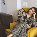 Kamya Punjabi Instagram - 💛🤍 #nocaption #justchillingathome #kamyapunjabi @pink_cactii