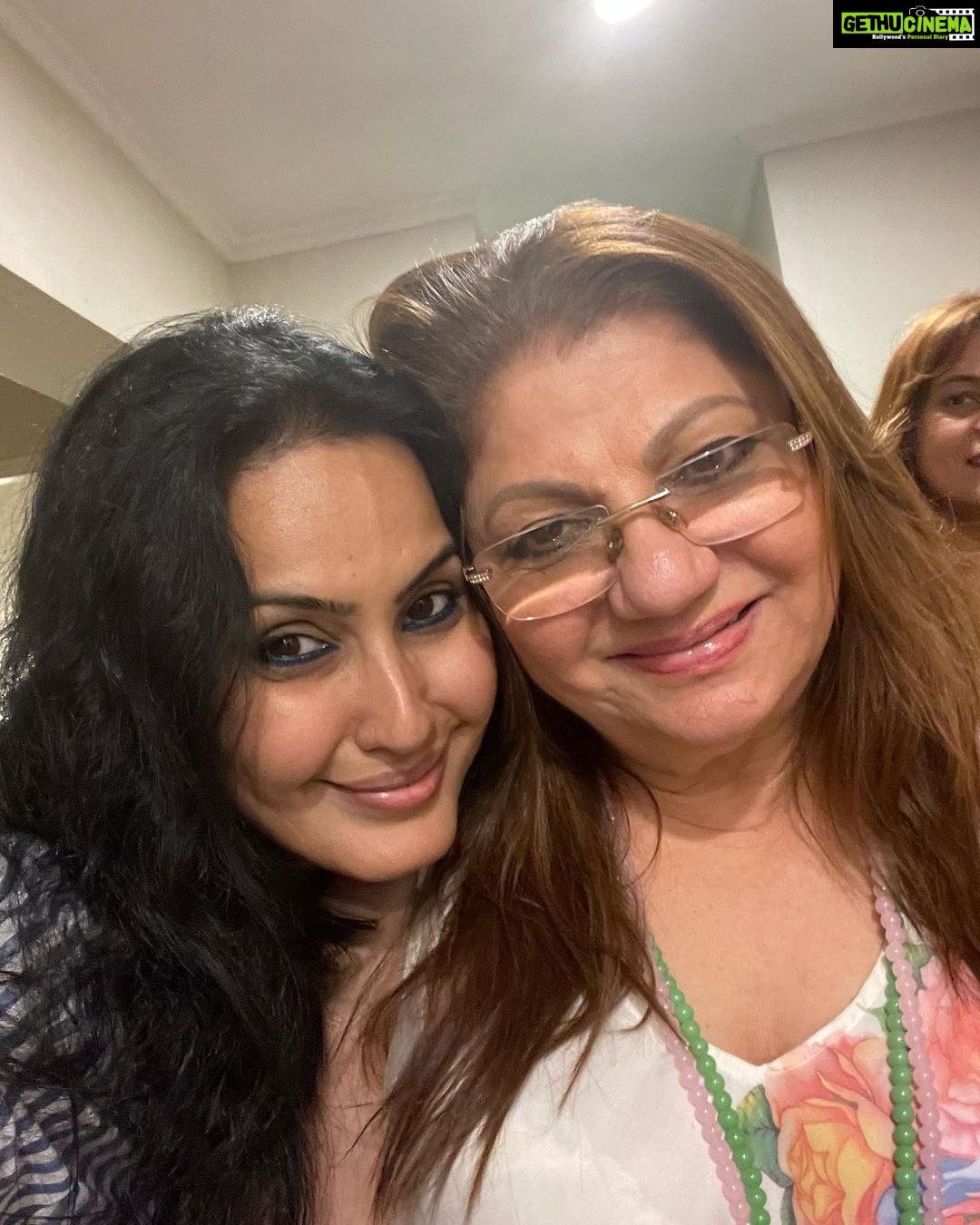 Kamya Punjabi Instagram - Met these lovely, full of life ladies last night ❤️ #aboutlastnight Thank you @aartimattoo @neerushaa_nikhat for all the efforts to gather this gang under one roof and ofcourse an amazing time 🤗