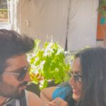 Kamya Punjabi Instagram - Oh is it Valentines Day today? Well for us it’s every day 😍 Happiness n love for all 🫶 @deeptitulimusic gaana toh kamaal hai @balrajsyal playing on loop 🕺🏼🤩 #valentineday #kamaalho #kamyapunjabi #shalabhdang