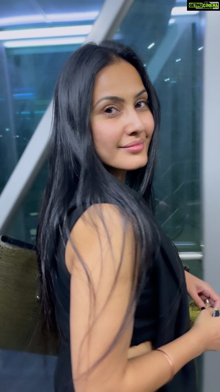 Kamya Punjabi Instagram - #earlymorningflight #sleepyhead #reelingit #travel #holiday #kamyapunjabi