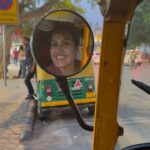 Kamya Punjabi Instagram - Well I would ditch my car n get into an Auto anytime…. How about you???? #rickshawride #loveit #myfav #kamyapunjabi