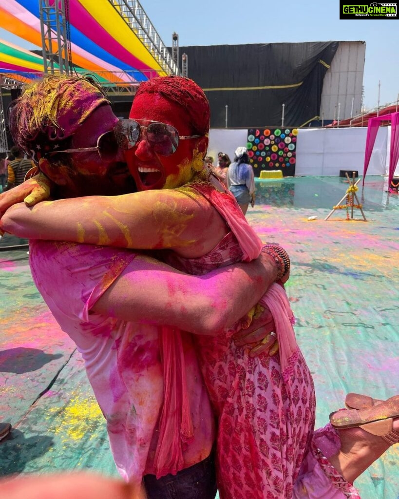 Kamya Punjabi Instagram - Colourful holi after sooooo longggggg 💃🏻🕺🏼