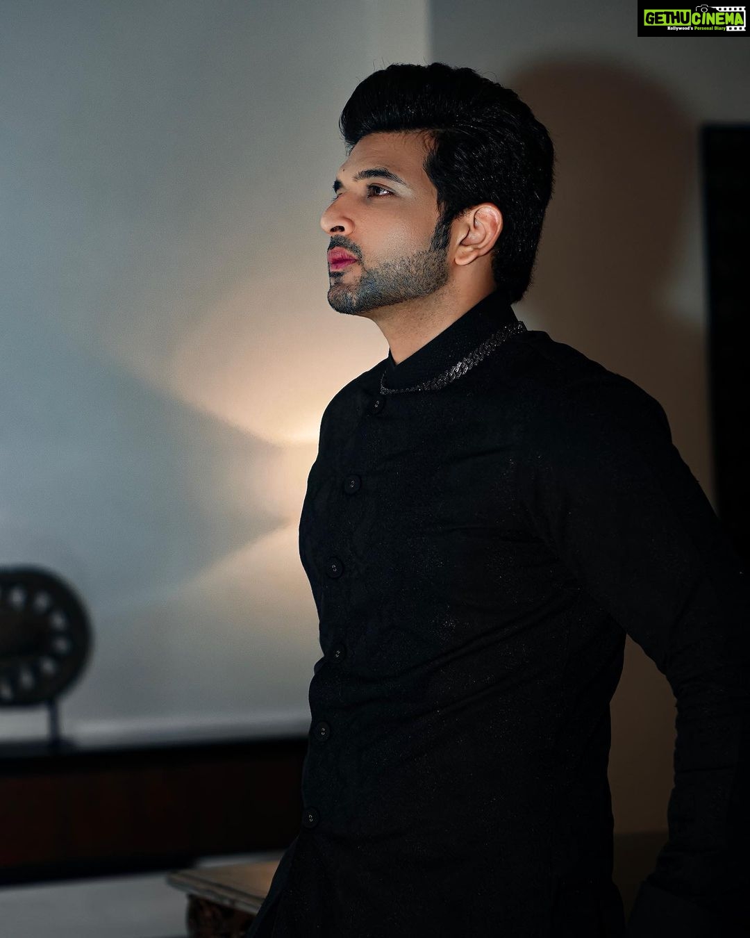Karan Kundrra Instagram - Desi Drip Project ♠️ Photographed by : @that.Nikhil Styled by - @dollaypop Assisted by -@singlasahab @shreeum Outfit - @rituandabhishek Necklace - @dripproject.co Rings - @carillonjewlery Shoes - @fhos_india