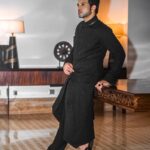 Karan Kundrra Instagram - Desi Drip Project ♠️ Photographed by : @that.Nikhil Styled by - @dollaypop Assisted by -@singlasahab @shreeum Outfit - @rituandabhishek Necklace - @dripproject.co Rings - @carillonjewlery Shoes - @fhos_india