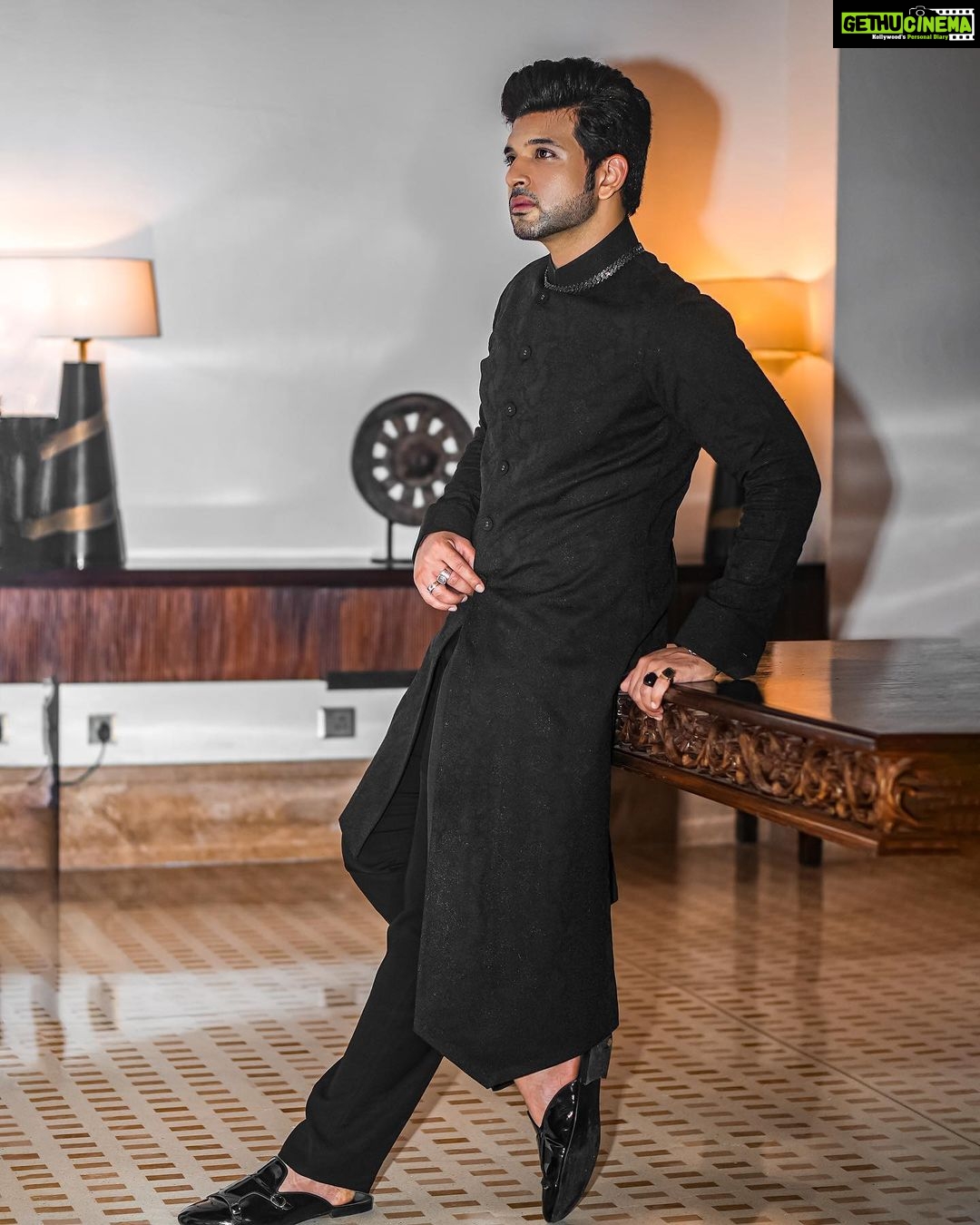 Karan Kundrra Instagram - Desi Drip Project ♠️ Photographed by : @that.Nikhil Styled by - @dollaypop Assisted by -@singlasahab @shreeum Outfit - @rituandabhishek Necklace - @dripproject.co Rings - @carillonjewlery Shoes - @fhos_india