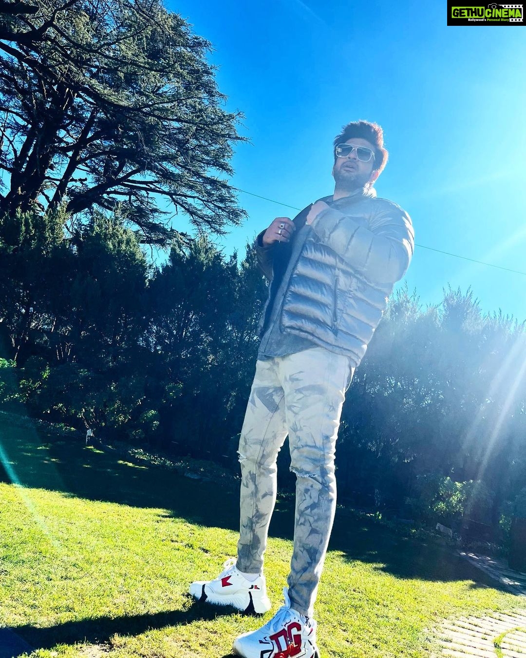 Karan Kundrra Instagram - shehrr tere pahwen mera na puch leyi.. chalda top te tera yaar eh..