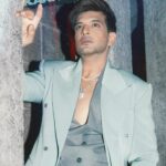 Karan Kundrra Instagram - BT-S Kundrra Part 2 aagyaaa 🔥🫶🏼 Should be criminal to look this good 👀 Concept : @appu.rentlyblunt @tgbtroop Shot by : @that.nikhil Styled by : @shreeum Style team : @anushakala Necklaces : @dripproject.co @beadieboostore Rings : @dripproject.co @houseofshikha Shoes : @lussolifestyleofficial Suit : Custom 🔥