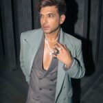 Karan Kundrra Instagram - Frosty never looked this good❄️ Concept : @appu.rentlyblunt @tgbtroop Shot by : @that.nikhil Styled by : @shreeum Style team : @anushakala Necklaces : @dripproject.co @beadieboostore Rings : @dripproject.co @houseofshikha Shoes : @lussolifestyleofficial Suit : Custom 🔥