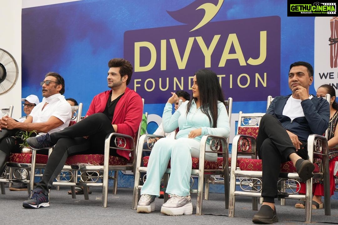 Karan Kundrra Instagram - Had the incredible opportunity to launch the #CleanAThon at Miramar Beach with the honourable Chief Minister of Goa @drpramodpsawant ji along with Smt. @amruta.fadnavis ji Event organised by Govt. of Goa, and part of the International Film Festival @iffigoa along with @divyajfoundation and @bhamlafoundation in the presence of @apnabhidu, @remodsouza, @asifbhamlaa A big thank you to everyone who accompanied us in large numbers for the Beach clean up and awareness drive. We are committed to keeping our beaches clean with keeping the message of Hon'ble PM Shri @narendramodi Ji of #SwacchSagarSurakshitSagar in mind. Thank you to all our respected media personal who covered our drive and specially to my online family for spreading the word and awareness.. proud to be part of such an honourable cause.. #HarMaidanFateh #KaranKundrra