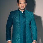 Karan Kundrra Instagram – Meanwhile Punjabiyaan da Kakkaa.. ;)

Style: @kmundhe4442 
Outfit: @elitesahab 
Shot: @smileplease_25