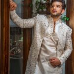 Karan Kundrra Instagram – the stars are proof you can shine even in the dark ✨ 

#HappyDiwali 

Style: @kmundhe4442 
Outfit: @fittingroomcouture 
Footwear: @royalfee.in
Shot: @that.nikhil