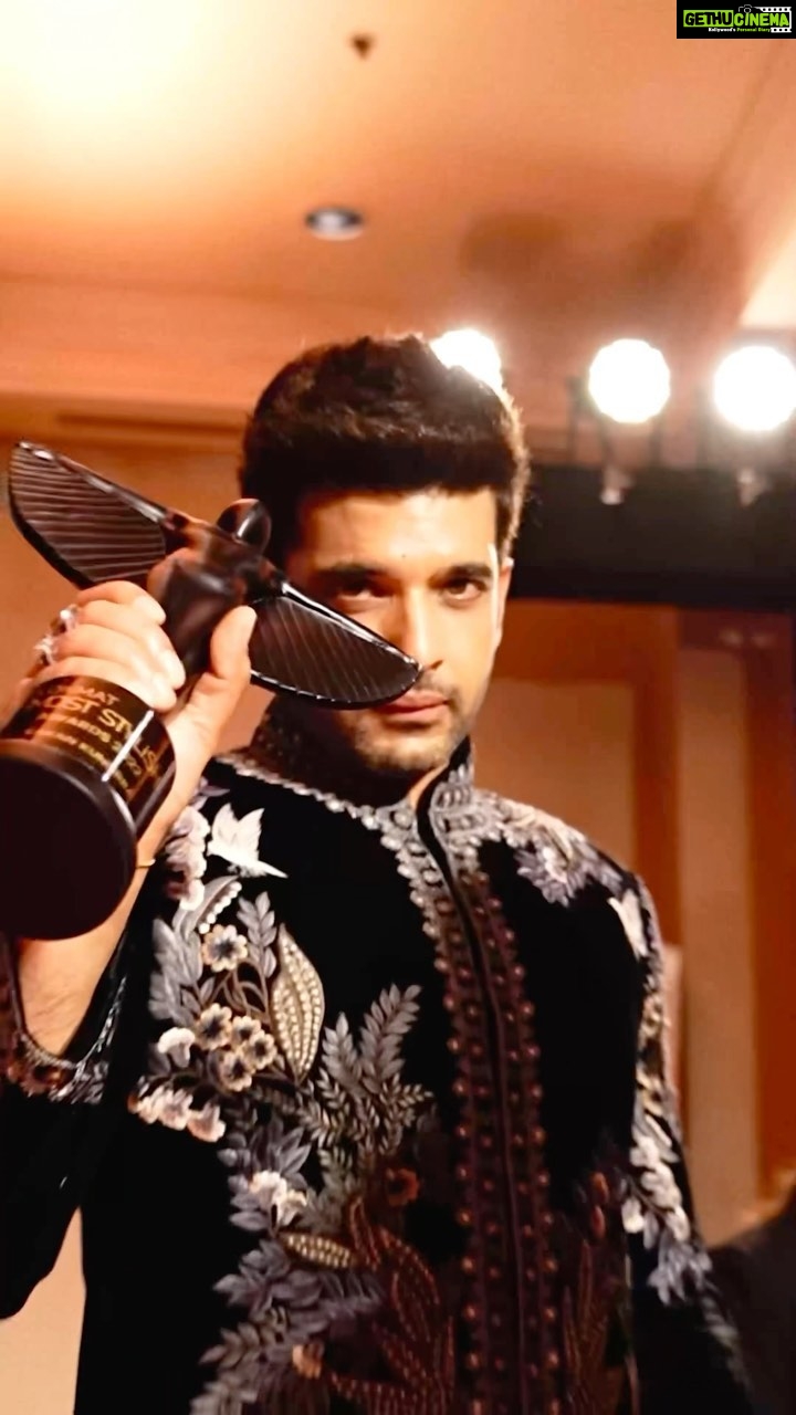 Karan Kundrra Instagram - A funny thing about ambition.. takes one to sublime heights or harrowing depths.. and it’s one and the same ;) Some glimpses from the @lokmat night! #HotstepperOfTheYear #LokmatMostStylish @media.raindrop Style: @kmundhe4442 Outfit: @rohitbalofficial Shot: @that.nikhil