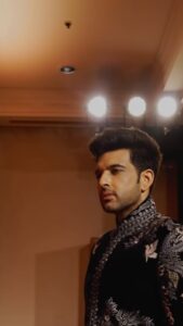 Karan Kundrra Instagram - Thankyou @lokmat for the honour! #HotstepperOfTheYear #EmergingIconOfTheYear #LokmatMostStylish @media.raindrop Style: @kmundhe4442 Outfit: @rohitbalofficial Shot: @that.nikhil