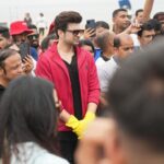 Karan Kundrra Instagram - Had the incredible opportunity to launch the #CleanAThon at Miramar Beach with the honourable Chief Minister of Goa @drpramodpsawant ji along with Smt. @amruta.fadnavis ji Event organised by Govt. of Goa, and part of the International Film Festival @iffigoa along with @divyajfoundation and @bhamlafoundation in the presence of @apnabhidu, @remodsouza, @asifbhamlaa A big thank you to everyone who accompanied us in large numbers for the Beach clean up and awareness drive. We are committed to keeping our beaches clean with keeping the message of Hon'ble PM Shri @narendramodi Ji of #SwacchSagarSurakshitSagar in mind. Thank you to all our respected media personal who covered our drive and specially to my online family for spreading the word and awareness.. proud to be part of such an honourable cause.. #HarMaidanFateh #KaranKundrra