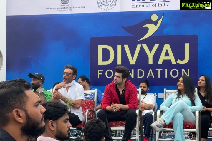 Karan Kundrra Instagram - Had the incredible opportunity to launch the #CleanAThon at Miramar Beach with the honourable Chief Minister of Goa @drpramodpsawant ji along with Smt. @amruta.fadnavis ji Event organised by Govt. of Goa, and part of the International Film Festival @iffigoa along with @divyajfoundation and @bhamlafoundation in the presence of @apnabhidu, @remodsouza, @asifbhamlaa A big thank you to everyone who accompanied us in large numbers for the Beach clean up and awareness drive. We are committed to keeping our beaches clean with keeping the message of Hon'ble PM Shri @narendramodi Ji of #SwacchSagarSurakshitSagar in mind. Thank you to all our respected media personal who covered our drive and specially to my online family for spreading the word and awareness.. proud to be part of such an honourable cause.. #HarMaidanFateh #KaranKundrra