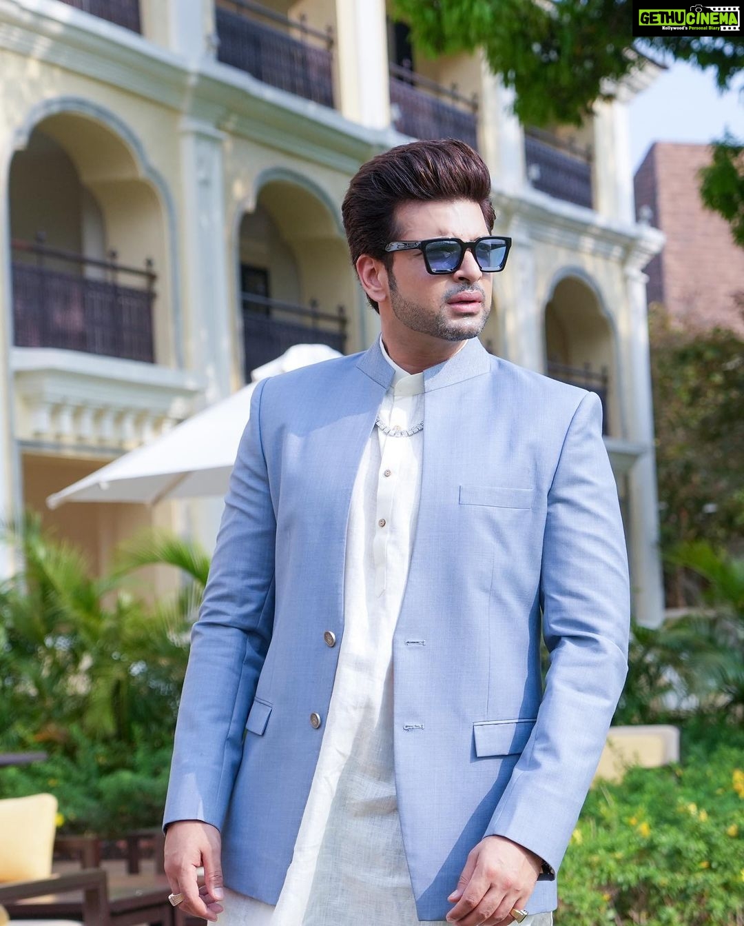 Karan Kundrra Instagram - Blue blood & neck iced 🤍 Styled by - @dollaypop Assisted by - @shreeum @singlasahab04 @muskaaaaaanshah Outfit - @bubbercouture Necklace - @dripproject.co Shoes - @fhos_india Grand Hyatt Goa