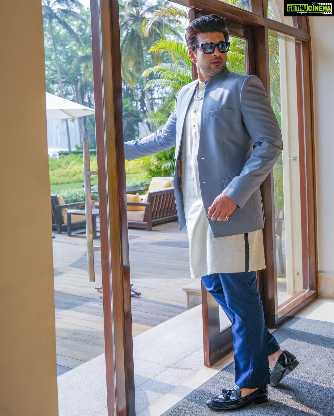 Karan Kundrra Instagram - Blue blood & neck iced 🤍 Styled by - @dollaypop Assisted by - @shreeum @singlasahab04 @muskaaaaaanshah Outfit - @bubbercouture Necklace - @dripproject.co Shoes - @fhos_india Grand Hyatt Goa