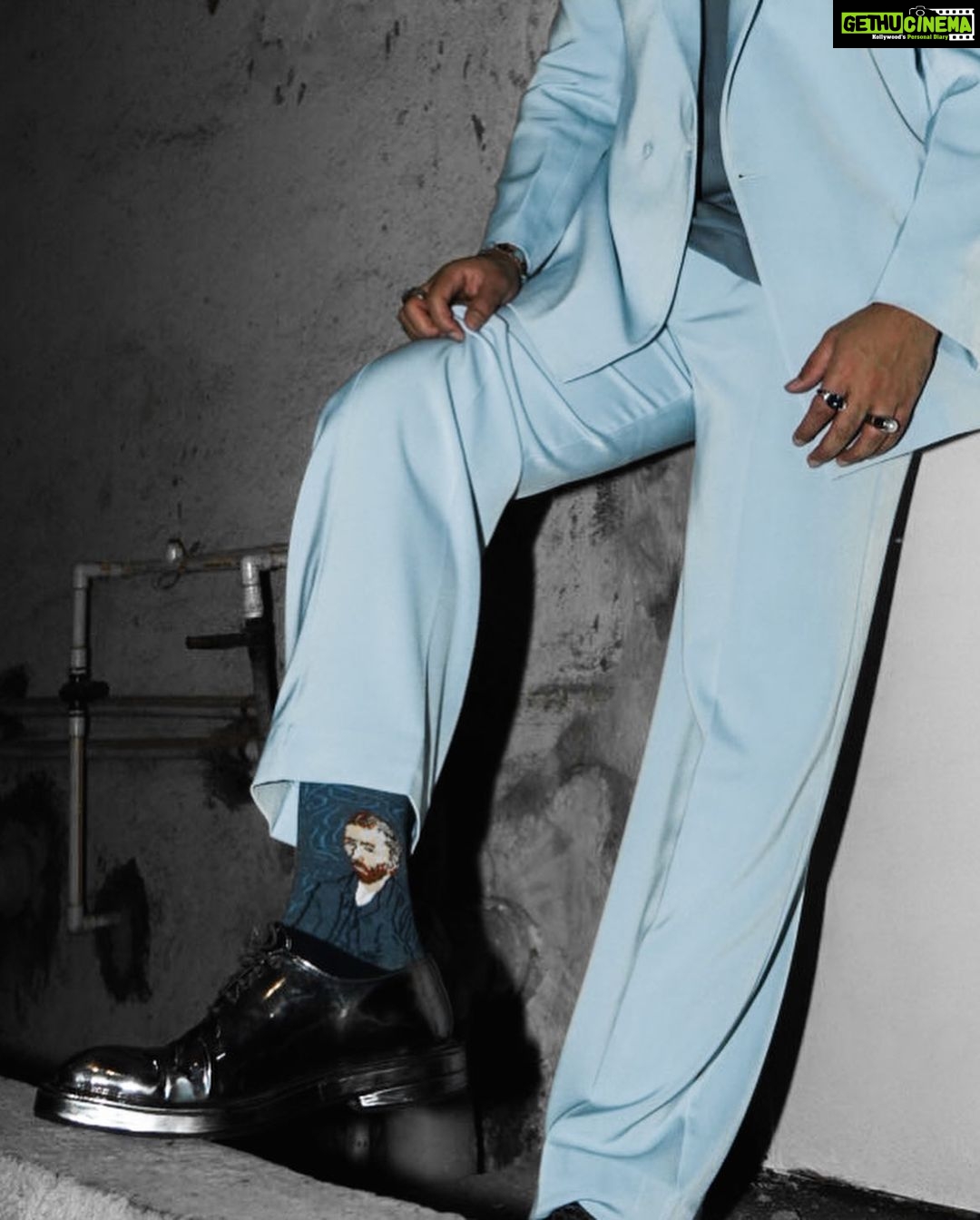 Karan Kundrra Instagram - I often think that the night is more alive and more richly colored than the day… #VincentVanGogh Making our own #StarryNight w the best, drippin in finnesse ~ Styled by: @dollaypop Photographed by: @that.Nikhil Asst: @singlasahab04 @deepanshigoell @shreeum Outfit: Custom @dollaypop.shop Rings: @carillonjewlery @amargems @dripproject.co Shoes: @jeetinder_sandhu Hair: @elvisvaaz Make Up: @makeupbymangesh