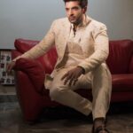 Karan Kundrra Instagram - the stars are proof you can shine even in the dark ✨ #HappyDiwali Style: @kmundhe4442 Outfit: @fittingroomcouture Footwear: @royalfee.in Shot: @that.nikhil