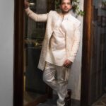 Karan Kundrra Instagram – the stars are proof you can shine even in the dark ✨ 

#HappyDiwali 

Style: @kmundhe4442 
Outfit: @fittingroomcouture 
Footwear: @royalfee.in
Shot: @that.nikhil