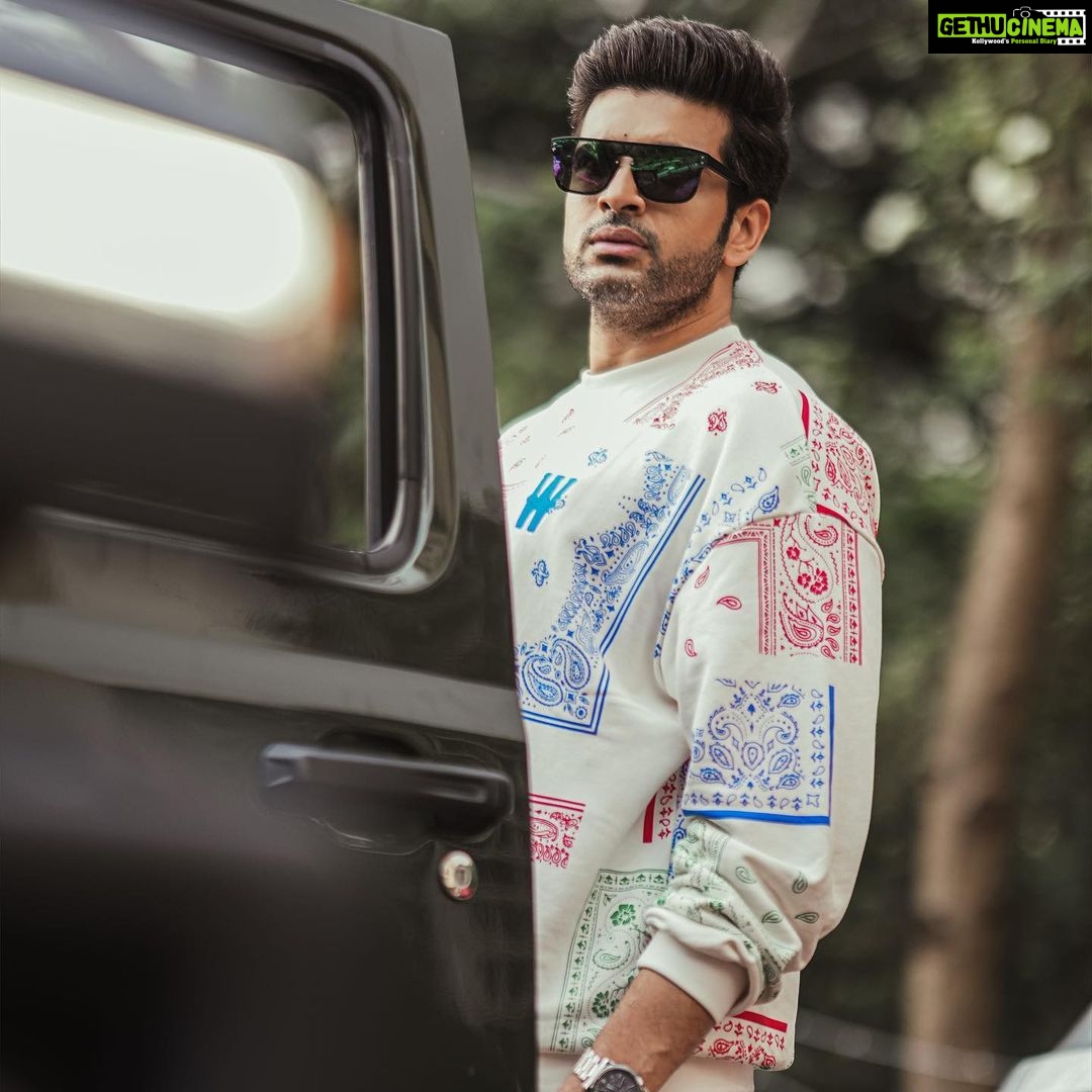 Karan Kundrra Instagram - Fooling around while shooting for a super fun segment with @mashable.india Outfit: fans shot: @that.nikhil