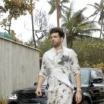 Karan Kundrra Instagram - I say Ganpati Bappa Morya..!! Style: @kmundhe4442 outfit: @rohitbalofficial shot: @that.nikhil