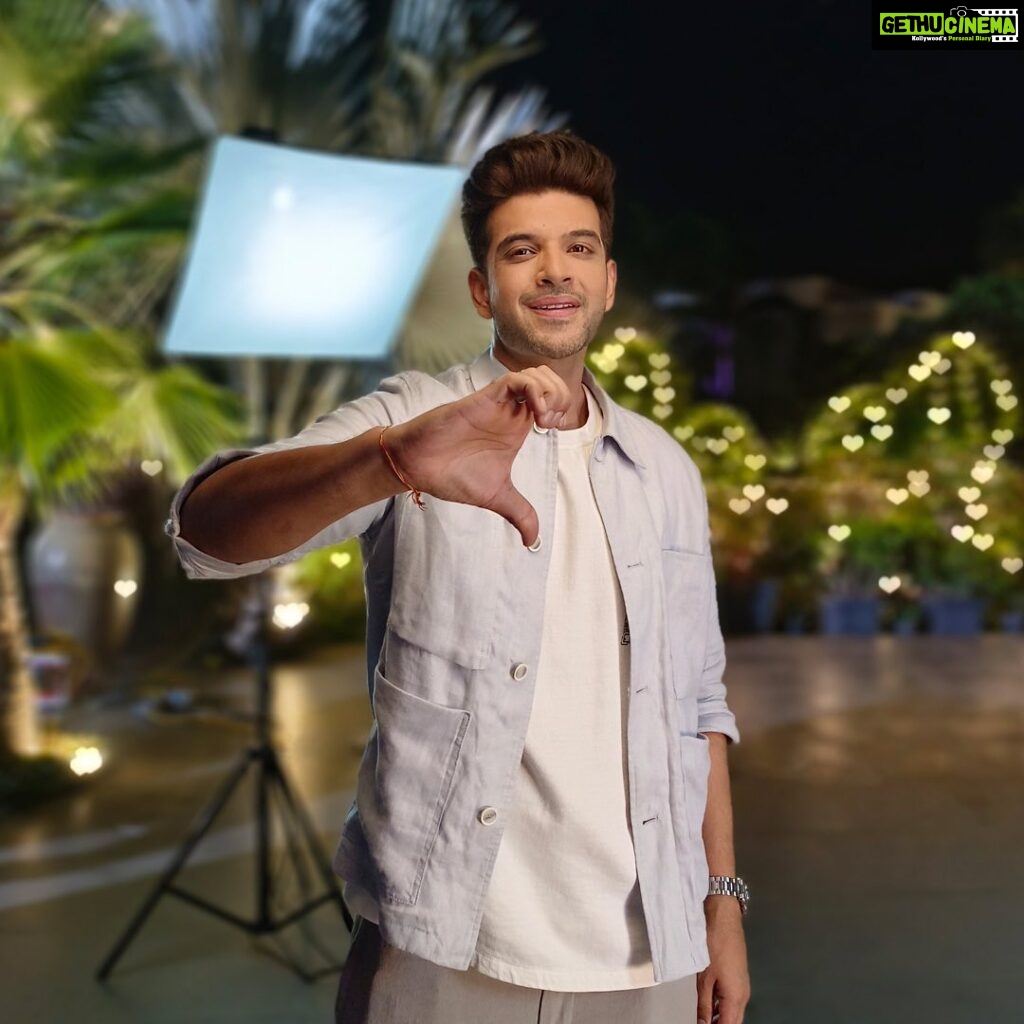 Karan Kundrra Instagram - A #MagicalPhone that captures amazing moments at night. It would have been hard to believe if it wasn't for @vivo_india ’s new #vivoV25Pro! Its "Bokeh Flare Portrait" feature has brought delight to all my moments since.​ #vivoV25Pro #Magicalphone #DelightEveryMoment #ad