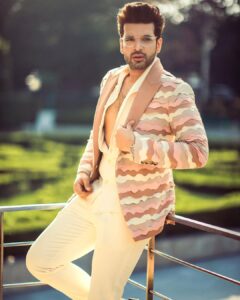 Karan Kundrra Instagram - there are those that predict future.. and there are those that create their own..! #HarMaidanFateh  Style: @kmundhe4442
Outfit: @bharat_reshma 
Mua: @ridamakeovers 
Hair: @sunnyhairartist 
Photo:: @shivamduaphotography