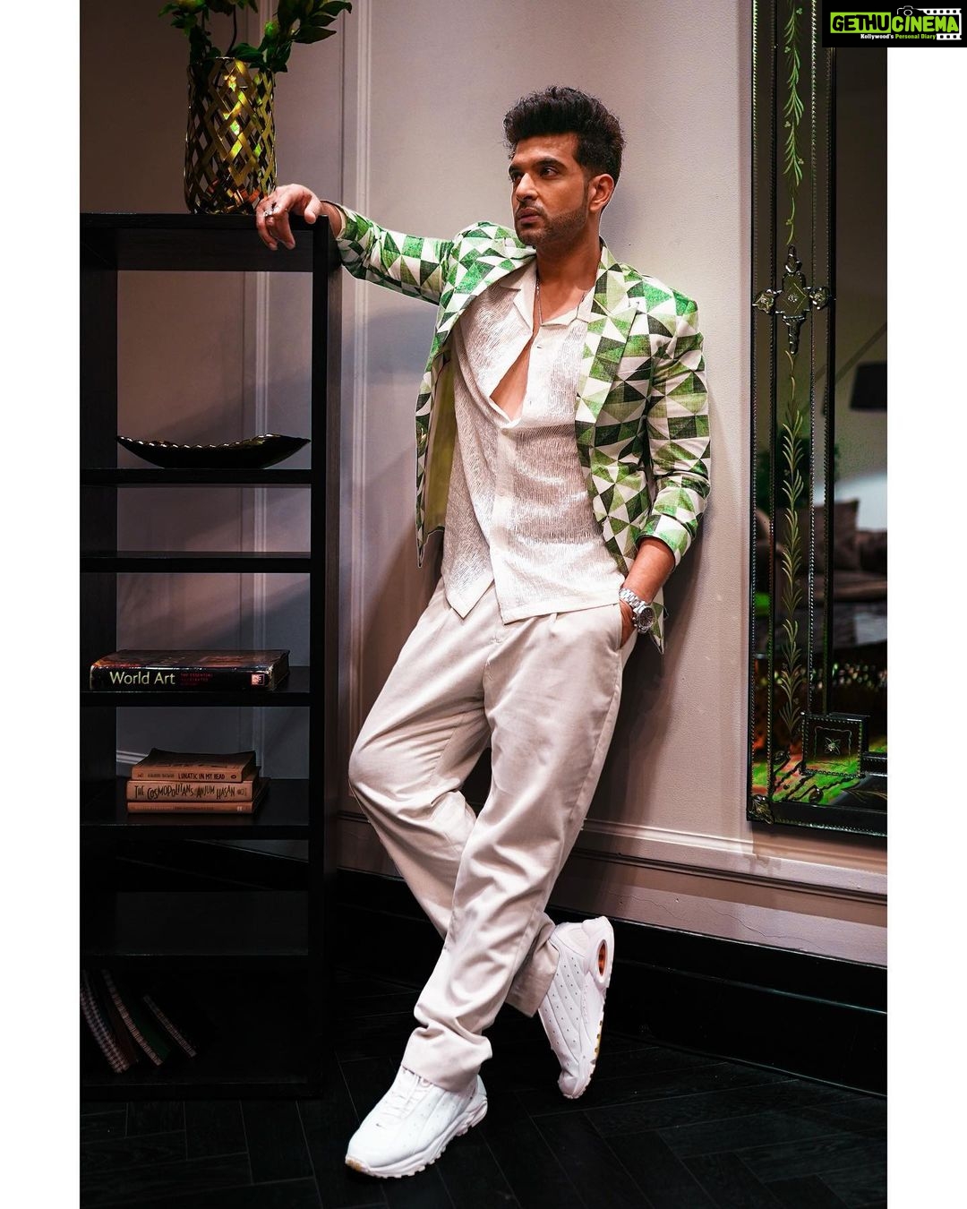 Karan Kundrra Instagram - you know.. lightening doesn’t make a sound until it strikes ;) outfit: @bharat_reshma #HarMaidanFateh