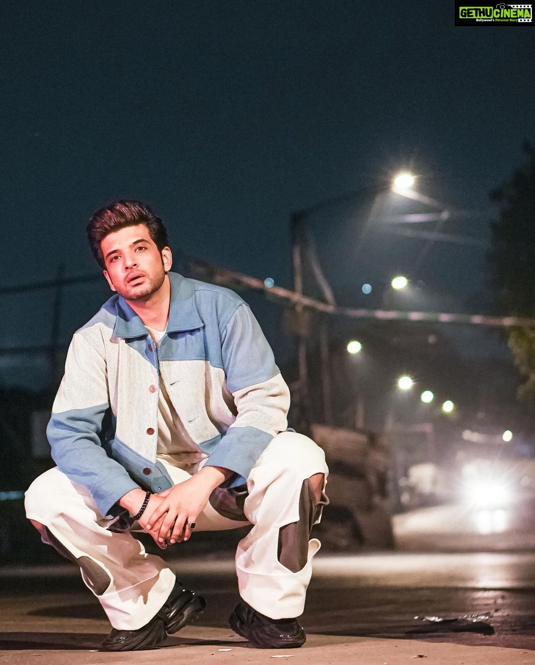 Karan Kundrra Instagram - waqt ki khaasiyat yahi hai.. sabka aata hai.. kal tumhara tha.. aaj mera hai..! #HarMaidanFateh Styled by: @dollaypop Asst: @deepanshigoell @singlasahab04 @_trisha.nair_ Jacket - @farakwear Pants - @siddhantagrawallabel @nidhimihirpr