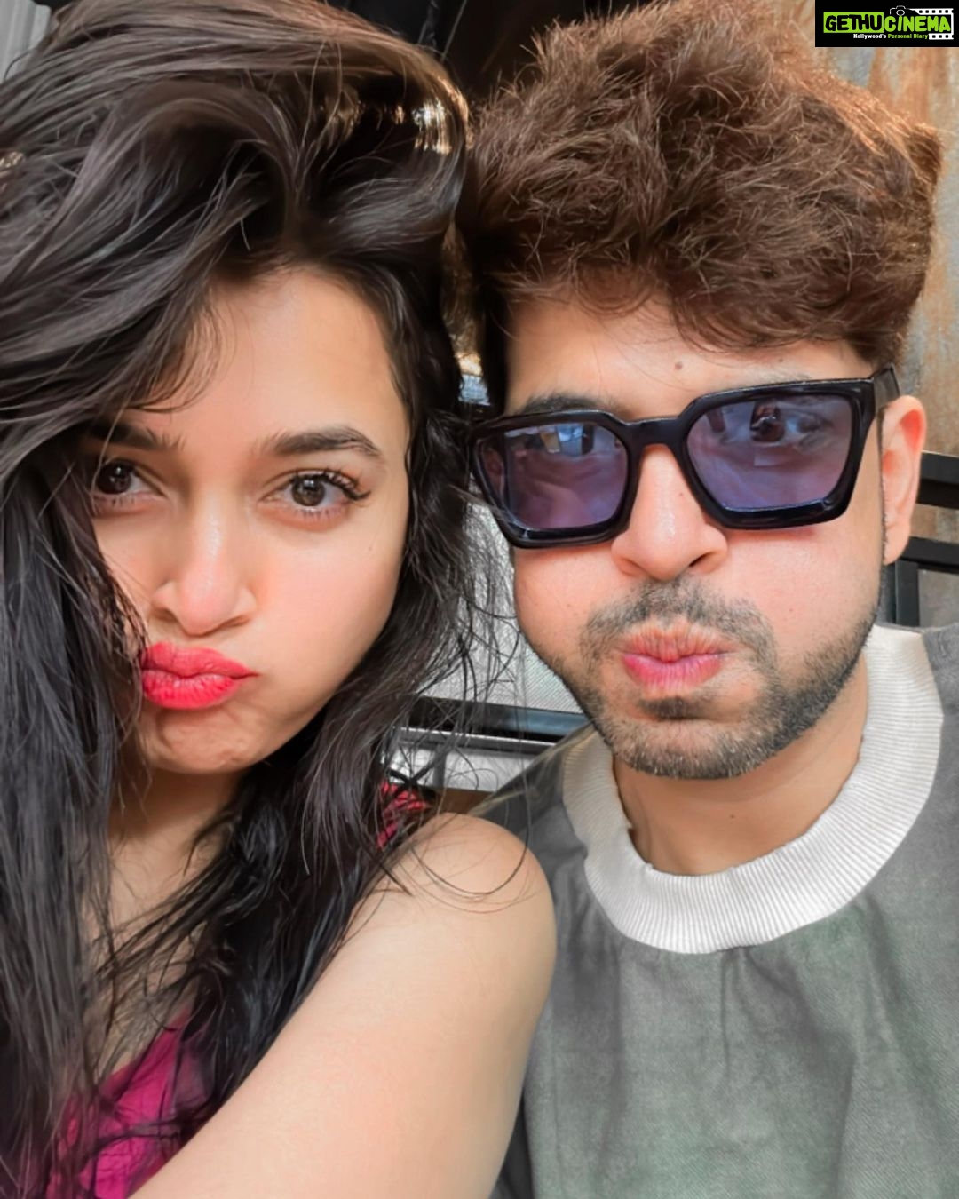 Karan Kundrra Instagram - Fries, sloppy joe, frankfurter, hefeweizen and a lager please Thanks ♥️