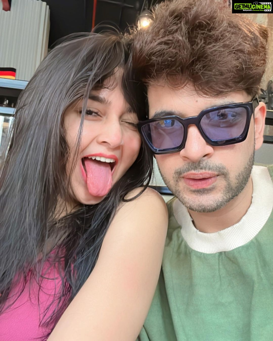 Karan Kundrra Instagram - Fries, sloppy joe, frankfurter, hefeweizen and a lager please Thanks ♥️