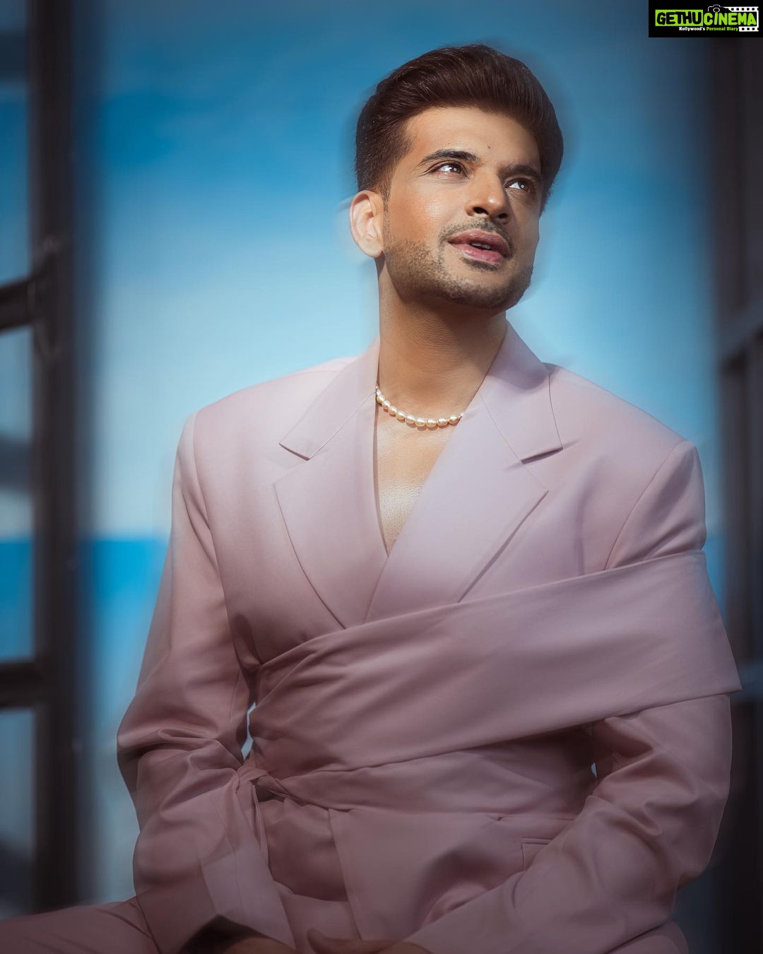 Karan Kundrra Instagram - For @filmfare last night celebrating cinema in all it’s pink blush glory! The classic love stories that taught us how to love gently, how to perform passionately and to always bring your lady flowers! What a dream to be a part of this universe, in this life, and I get to live it everyday 💗 Concept : @appu.rentlyblunt Shot by : @that.Nikhil Styled by : @shreeum Styling assistant: @muskaaaaaanshah Shoes : @jeetinder_sandhu Jewellery : @auraish.co