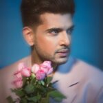 Karan Kundrra Instagram - For @filmfare last night celebrating cinema in all it’s pink blush glory! The classic love stories that taught us how to love gently, how to perform passionately and to always bring your lady flowers! What a dream to be a part of this universe, in this life, and I get to live it everyday 💗 Concept : @appu.rentlyblunt Shot by : @that.Nikhil Styled by : @shreeum Styling assistant: @muskaaaaaanshah Shoes : @jeetinder_sandhu Jewellery : @auraish.co