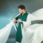 Karan Kundrra Instagram - hazaro khwahishein aisi ki har khwaish pe dam nikle bahut nikle mere armaan, lekin phir bhi kum nikle 🎭 Concept : @appu.rentlyblunt @tgbtroop Shot by : @that.nikhil Styled by : @shreeum Style team : @muskaaaaaanshah Jewellery : @boroboro.in Shoes : @paaduks Kurta : @bharat_reshma Hair : @hairstyle_by_sahilkhan Makeup : @makeupbymangesh